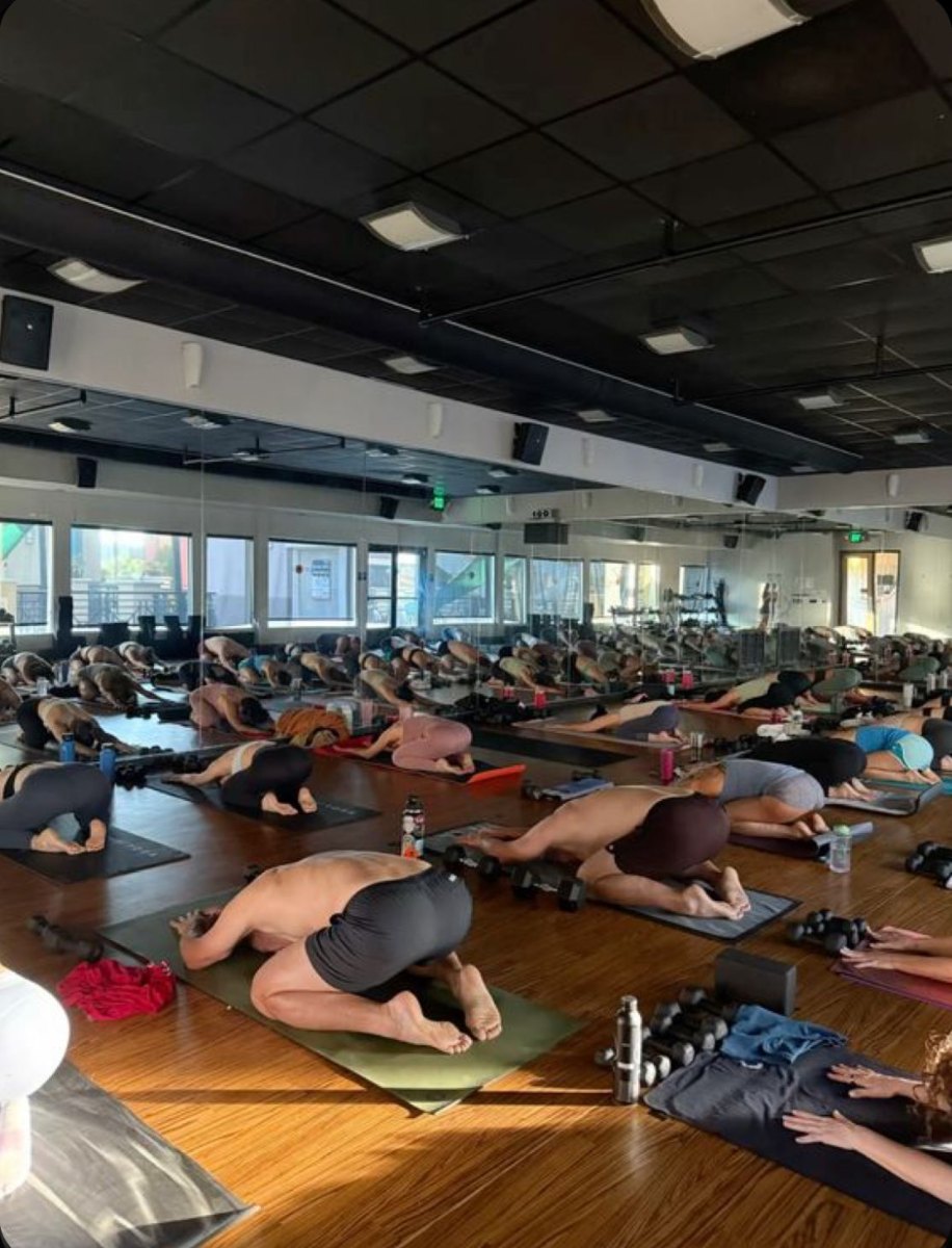 Younes Eddiki, flexibility coach from Morocco who teaches a 60-minute live online full body stretch and mobility class for recovery