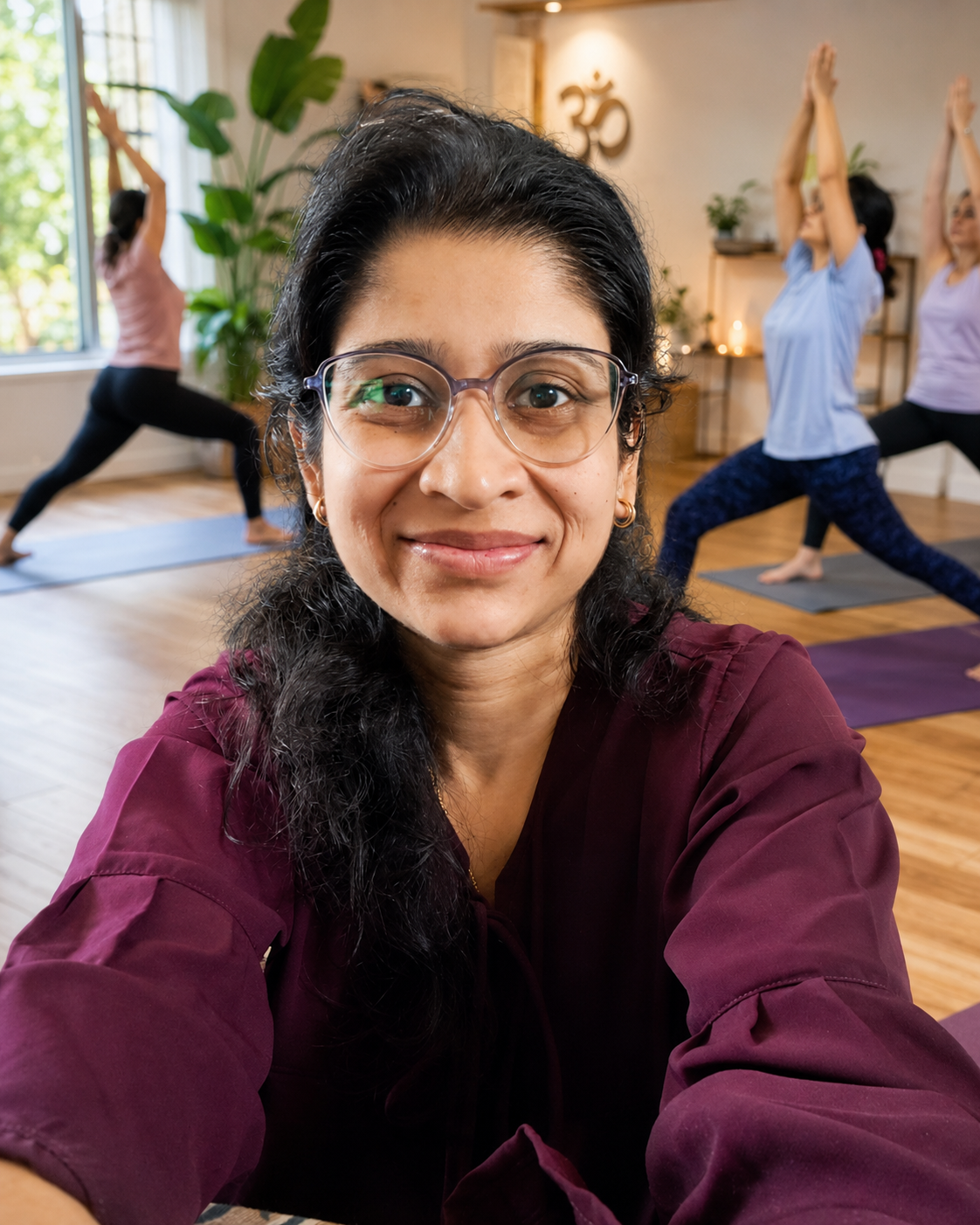 Rabab Bazar, yoga and Pilates instructor from India leading a bodyweight virtual fitness class combining yoga and weight training principles
