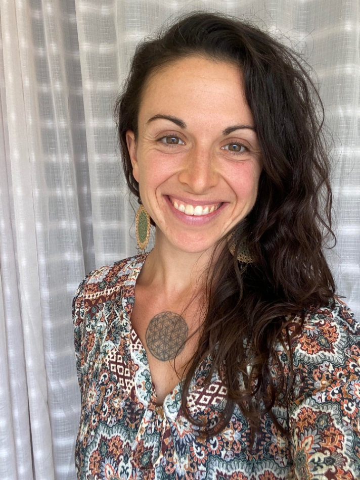 Yanina Nesteruc, chair yoga instructor from Argentina who teaches a 30-minute live online chair yoga break for a morning mobility routine